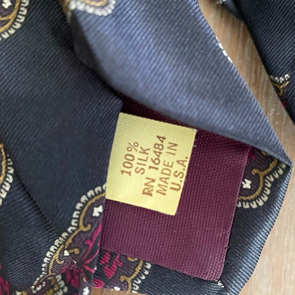 Men's Black Patterned Silk Accents Tie - Picture 10 of 10